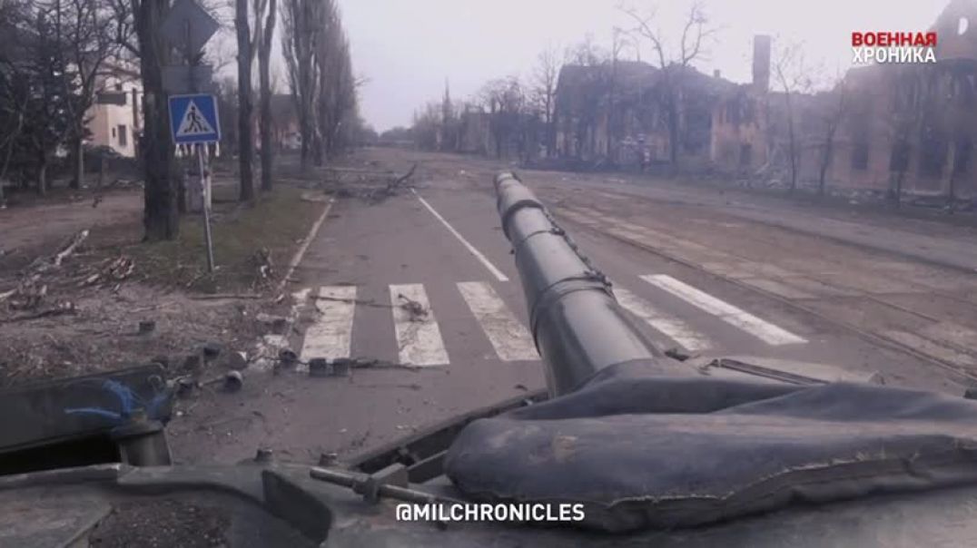 Тяжёлая военная техника народной милиции ДНР подавляет огневые точки «Азова» в районе Азовстали в Мариуполе 05.04.2022