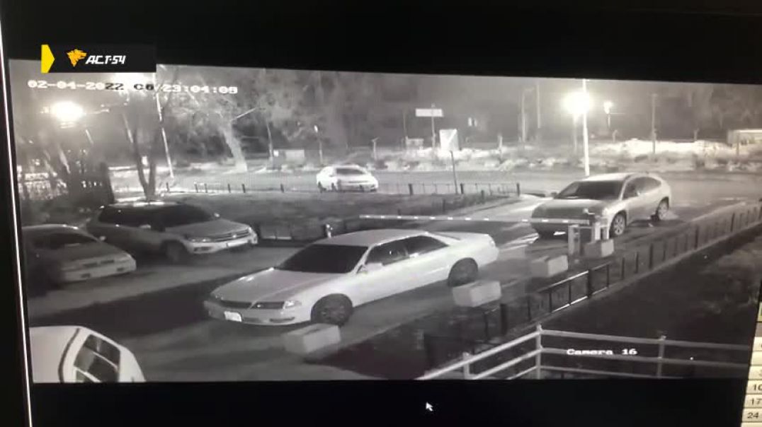 В Новосибирске ночной гонщик врезался в припаркованный седан Toyota Platz