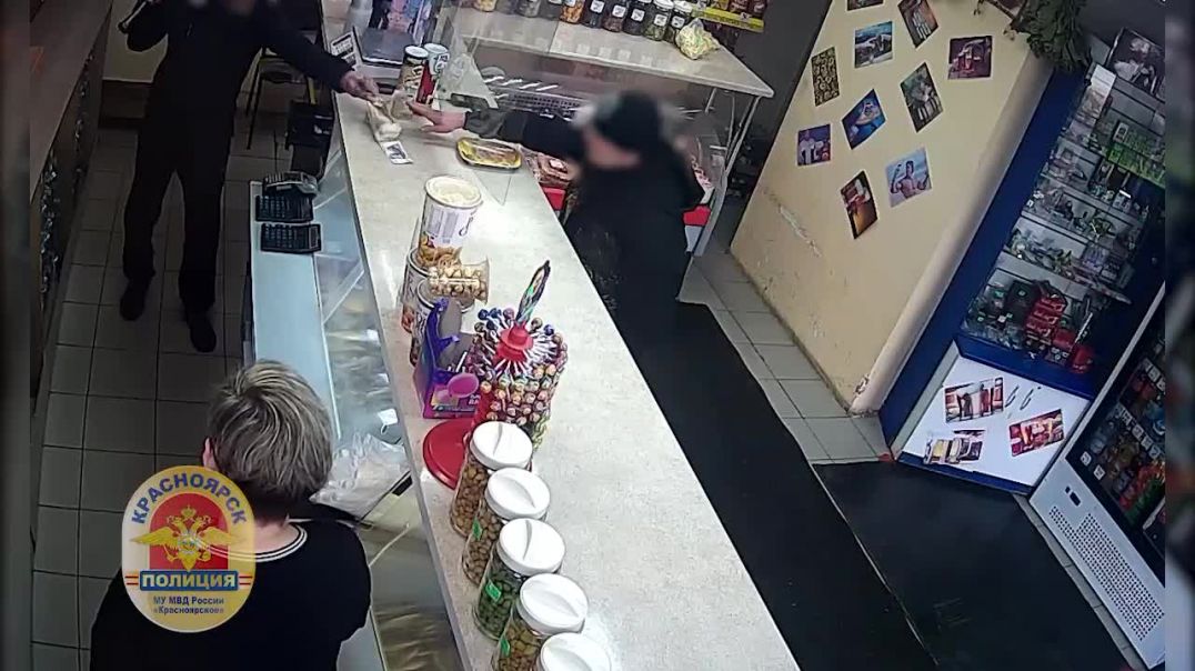 В Красноярске двое мужчин с битой и ножом ограбили продуктовый магазин