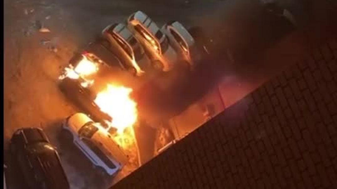 ⁣В Кирове на улице Розы Люксембург во дворе дома №83 сожгли автомобиль 05.04.2022