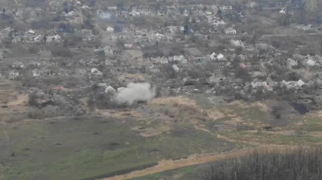 Кадры с дрона: Работа артиллерии по позициям ВСУ, расположившимся в частном секторе Марьинки Донецкой области