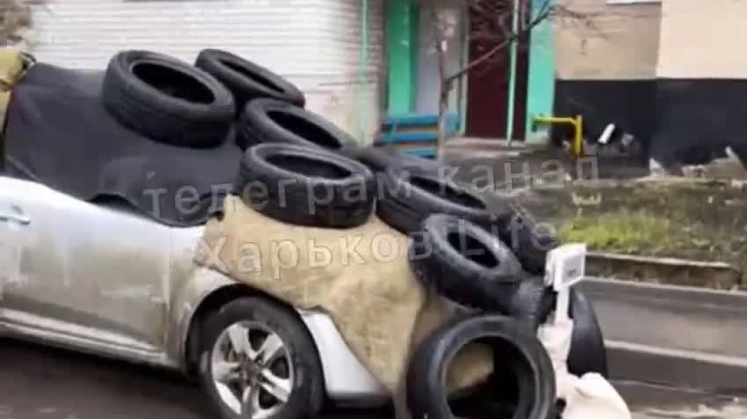 ⁣Житель Харькова защитил свой автомобиль от осколков как мог