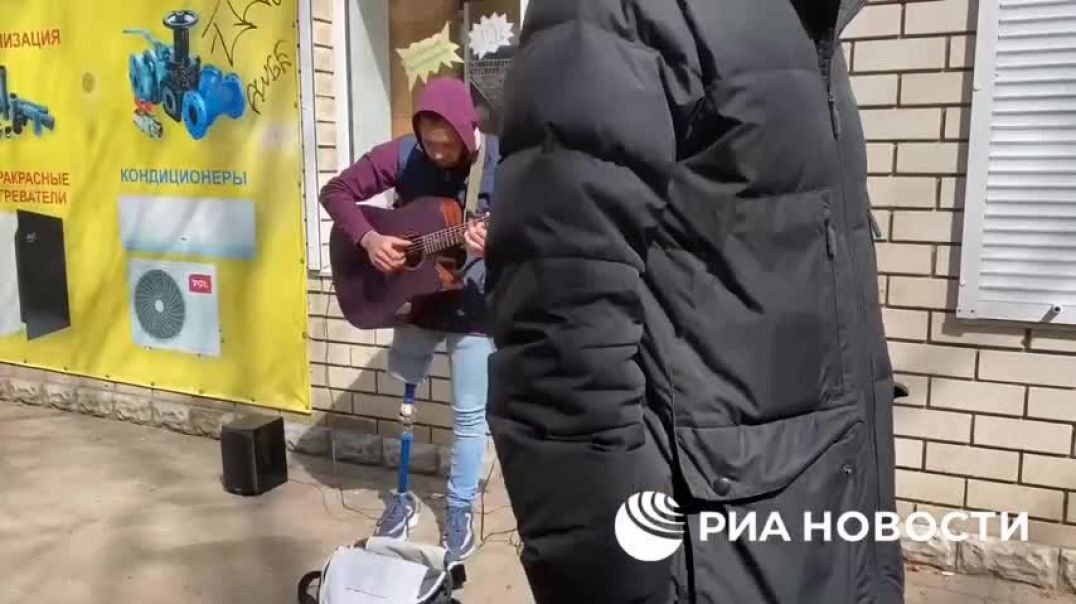 ⁣Одноногий музыкант играет на улице в Херсоне