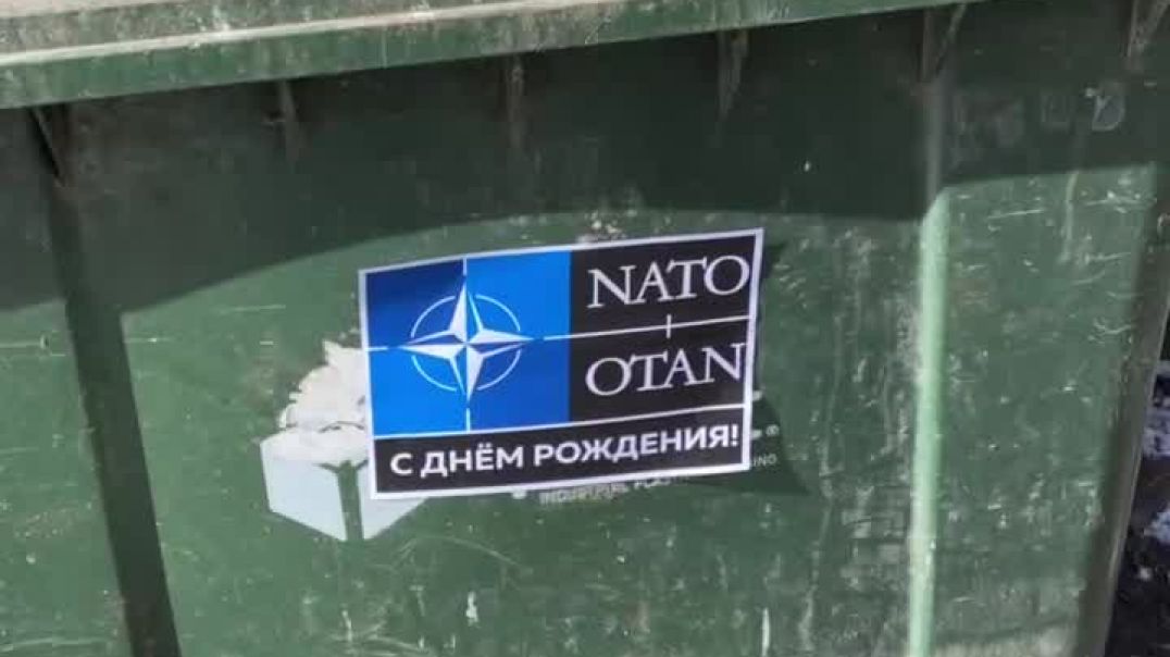 В Курске НАТО поздравили с Днем рождения, наклеили эмблему альянса на помойные баки