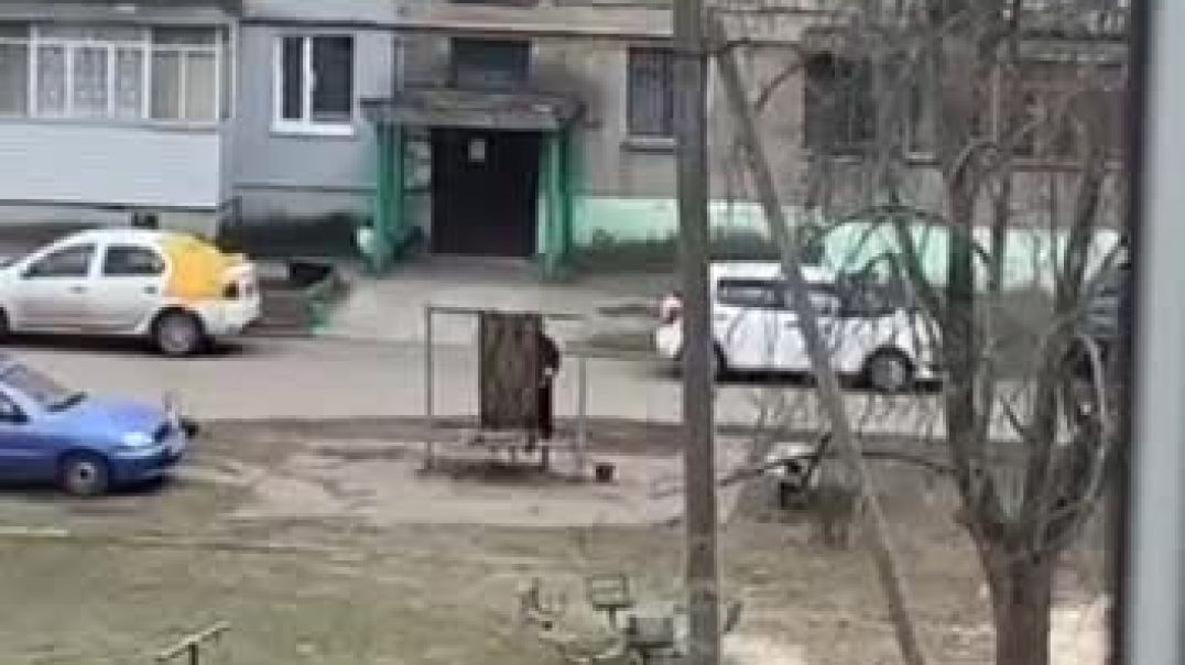 ⁣В Полтаве женщина выбивает пыль из ковра на фоне сирены 02.04.2022