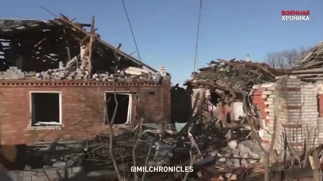 ⁣Разрушенные жилые дома из северного пригорода Харькова, где ВСУ ведут беспорядочный огонь