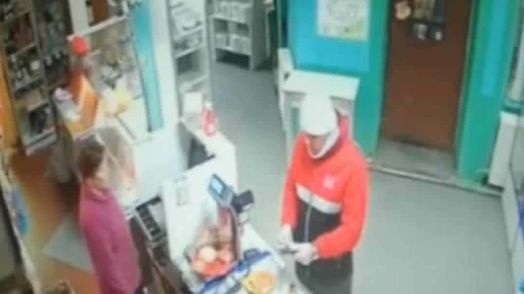 ⁣В Удмуртии мужчина ограбил магазин, показав продавцу нож 04.04.2022