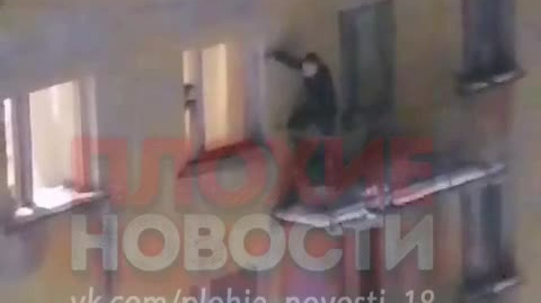 ⁣В Мурманске в окно комнаты общежития, на высоте пятого этажа, с балкона залез молодой парень 04.04.2022