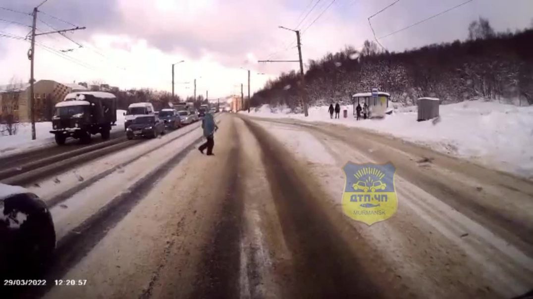 ⁣В Мурманске женщина решила перебежать дорогу и оказалась сбитой спешащим автолюбителем 29.04.2022