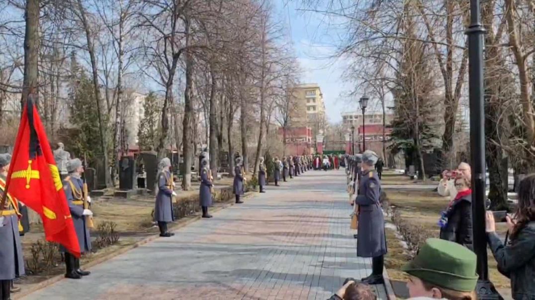 ⁣Почетный караул встречает гроб с Владимиром Жириновским на Новодевичьем кладбище Москвы 08.04.2022