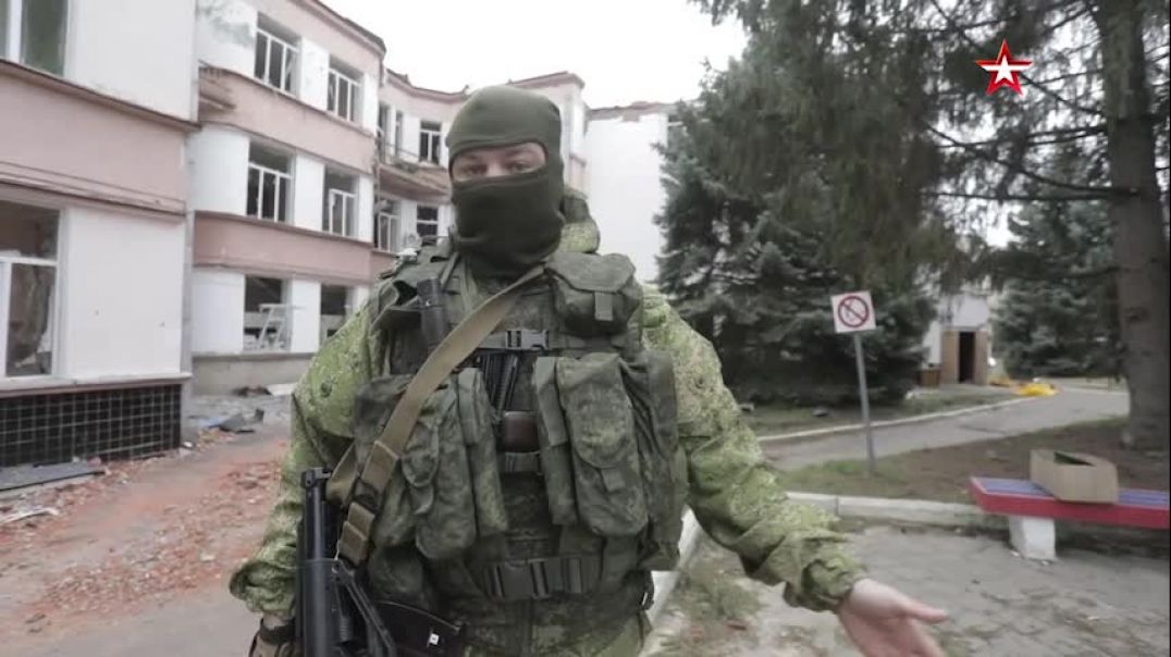 Военнослужащие ВС России показали захваченные образцы иностранного оружия, обнаруженного на территории Изюма