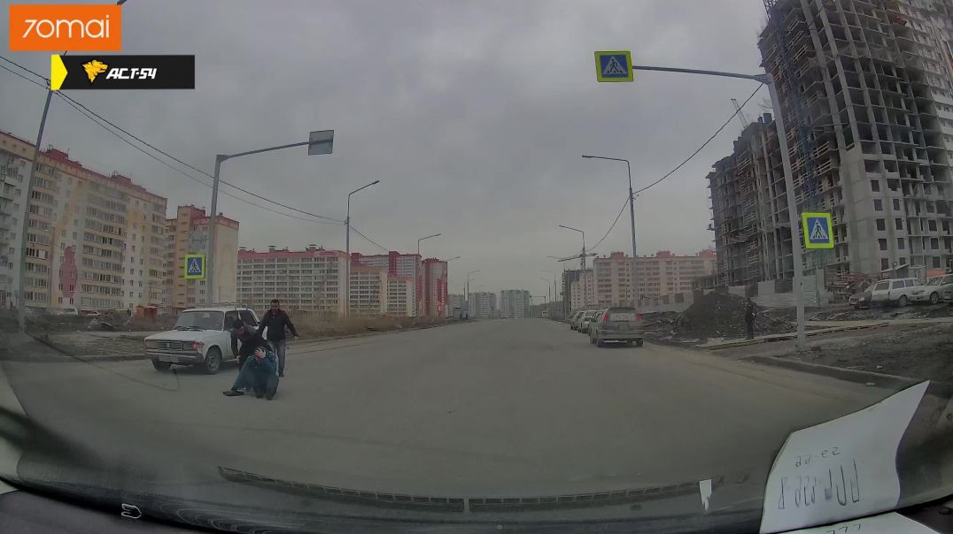 ⁣В Новосибирске парни за рулем отечественного автомобиля сбили мужчину на пешеходном переходе 08.04.2022