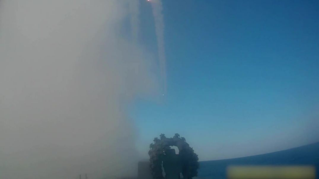 Пуск четырех ракет Калибр с фрегата Черноморского флота РФ