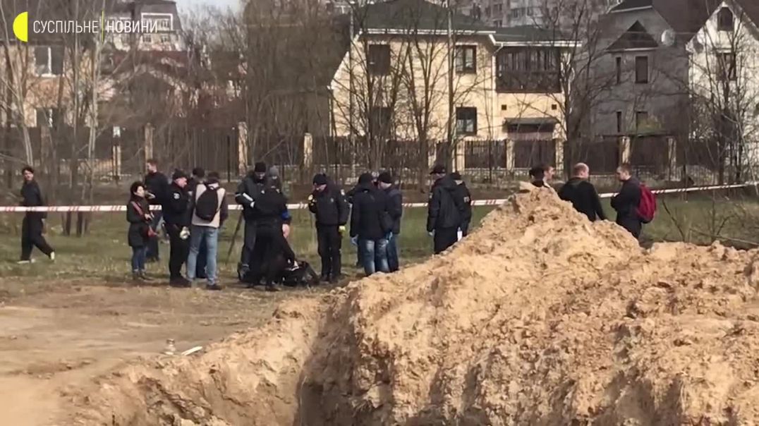 ⁣Эксгумация тел из братской могилы у церкви в Буче Киевской области