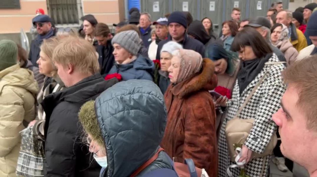 ⁣В Москве на улице выстроились огромные очереди, чтобы проститься с Жириновским 08.04.2022
