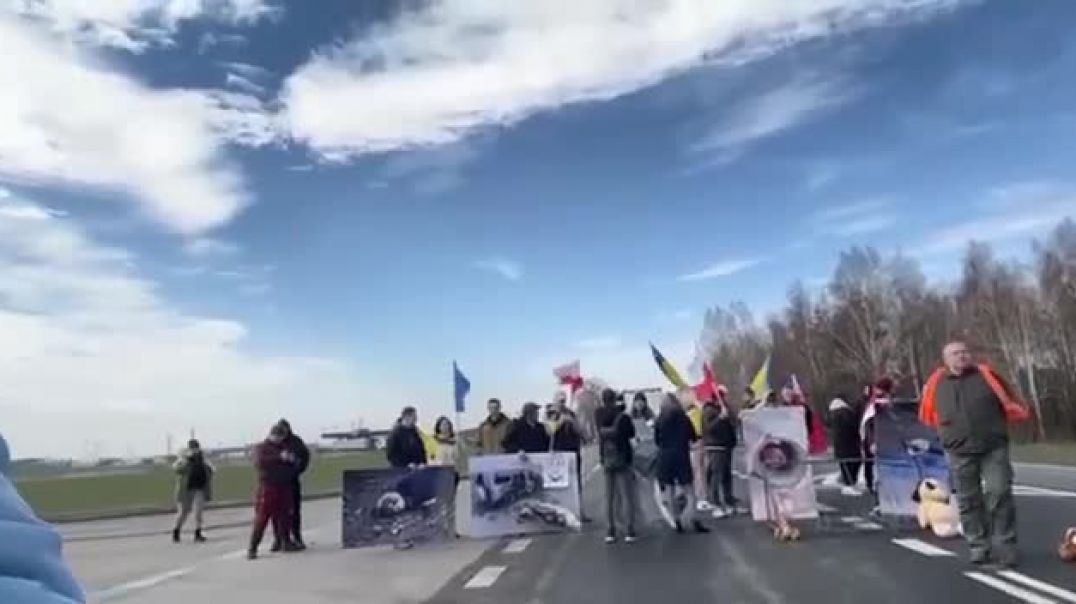 ⁣На польско-белорусской границе украинские активисты блокируют фуры, которые везут товары в Россию 07.04.2022