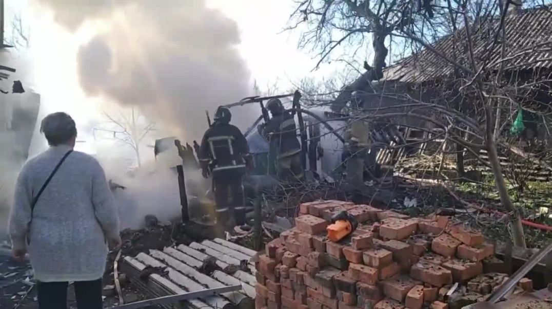 ⁣ВСУ ударили из РСЗО Град по жилым кварталам г Донецка, горят дома 09.04.2022