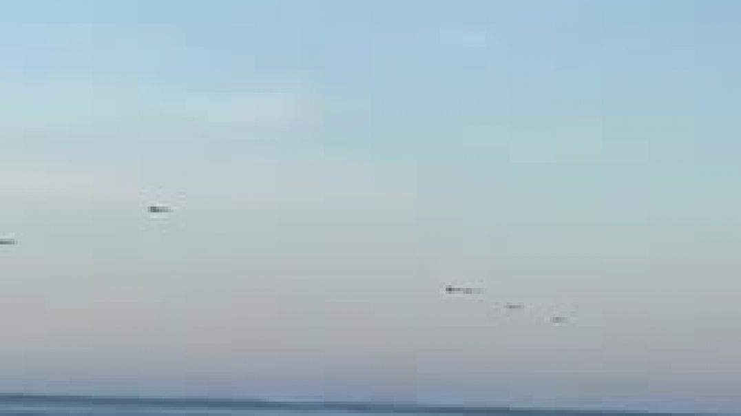 ⁣Эскадрилья военных самолетов вблизи Ялты, возвращаются на базу после нанесения ударов по целям на Украине 10.04.2022