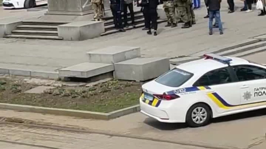 ⁣Полицейские в Украине задержали мужчин, которые нарисовали букву Z на памятнике Пушкину 10.04.2022