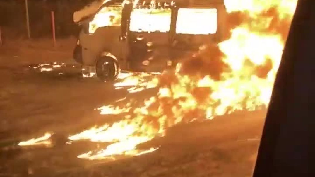 Огненное возгорание микроавтобуса в Новосибирске 09.04.2022