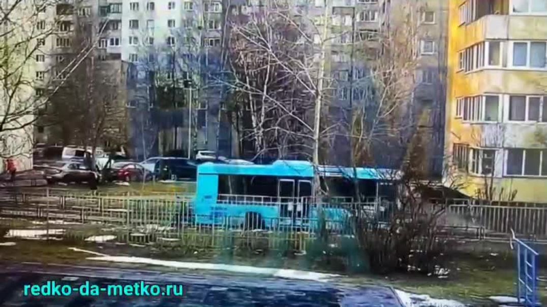 ⁣В Санкт-Петербурге водитель городского автобуса решил изменить свой обычный маршрут и застрял во дворах 09.04.2022