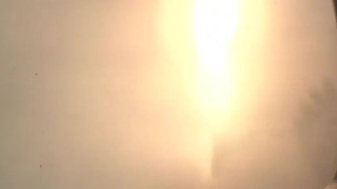 ⁣Минобороны РФ показало видео запуска четырех крылатых ракет Калибр с военного корабля по Украине 10.04.2022