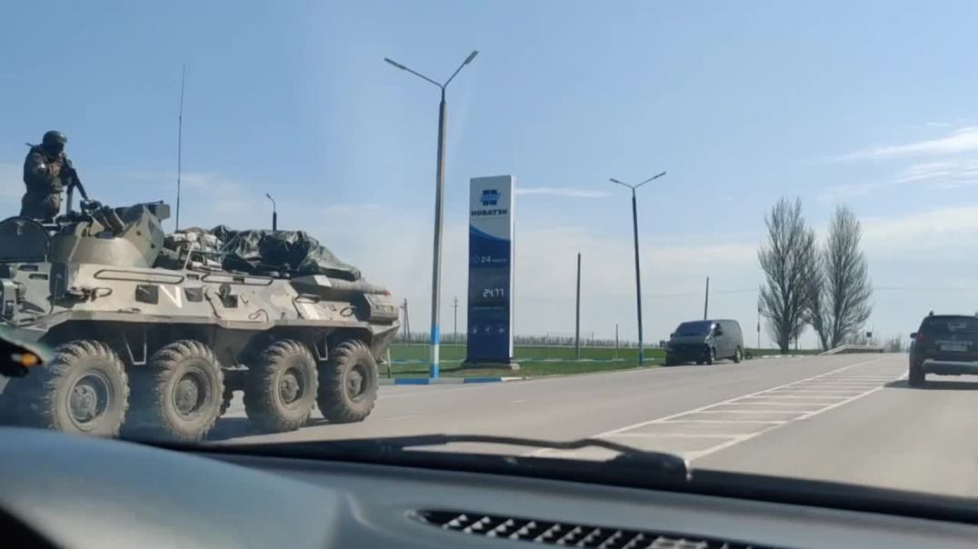 ⁣Гигантская военная колонна продвигающаяся в район Донбасса