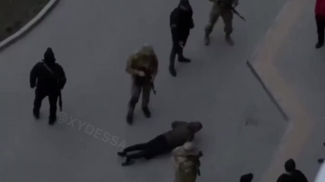 Украинца из Одессы за нарушение комендантского часа, бойцы терробороны заставили отжиматься