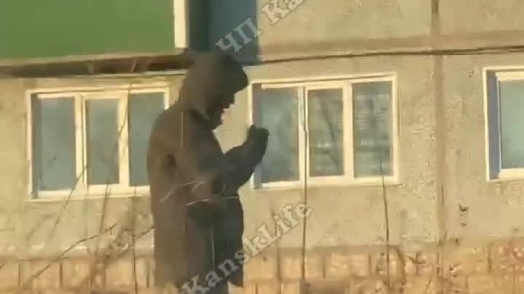 ⁣В Канске Красноярского края засняли мужчину, который нюхал клей из пакета 09.04.2022