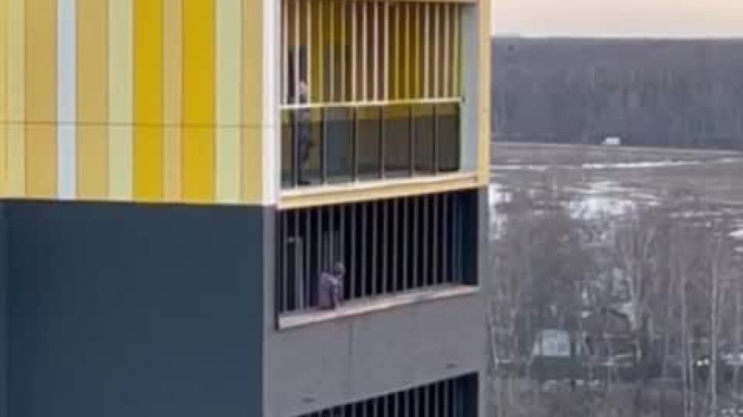 ⁣Бесстрашных детишек засняли на балконе общего пользования в подмосковном Долгопрудном 11.04.2022