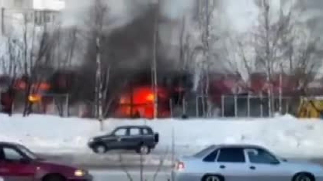 В Усинске сгорел местный торговый комплекс 09.04.2022