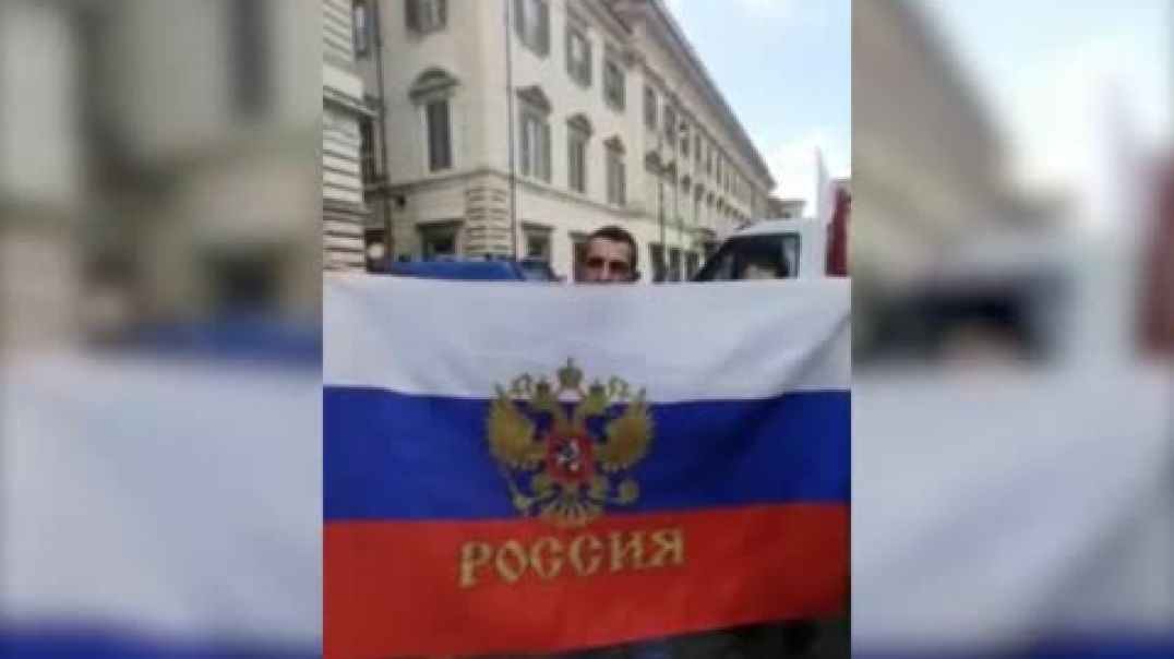 ⁣На площади Святых Апостолов в Риме вышли россияне с флагами страны 10.04.2022