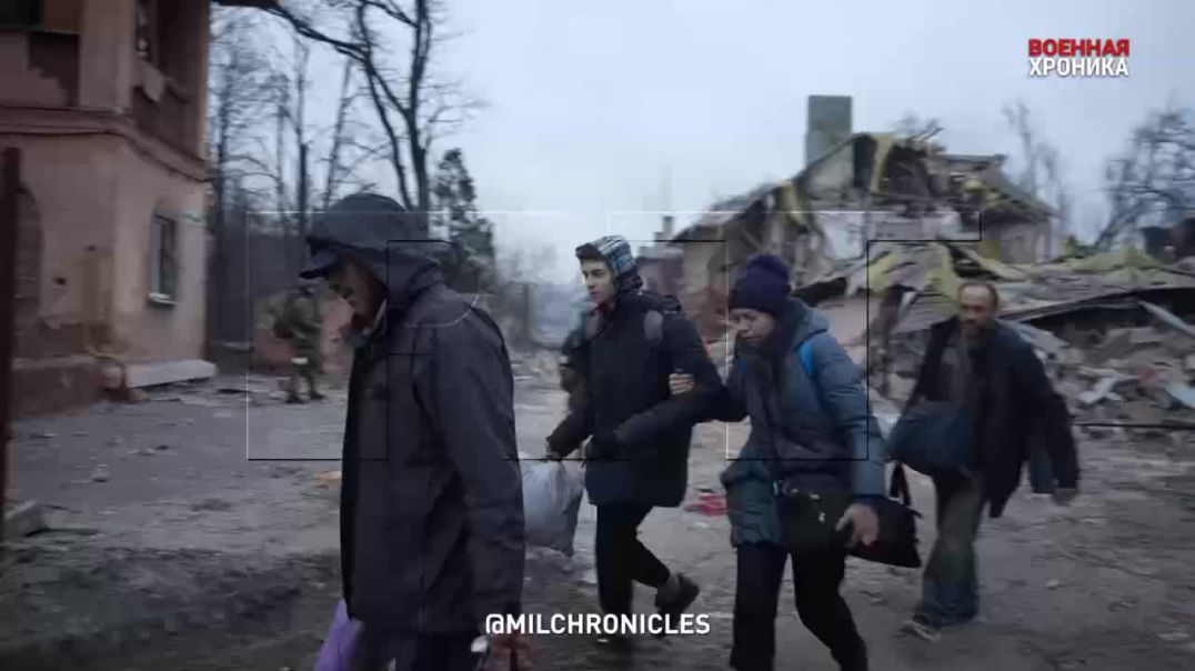 ⁣В Мариуполе российские морпехи и бойцы ДНР эвакуируют местных жителей 13.04.2022
