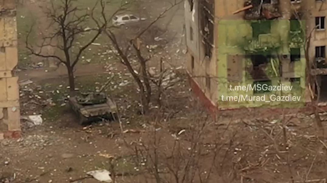 Бронетехника ДНР выбивает снайперов и гранатомётчиков Азова из последних жилых массивов в Левобережье Мариуполя