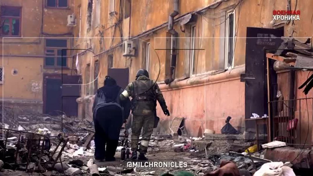 ⁣Российские военные эвакуируют жительницу Мариуполя из-под обстрелов ВСУ 14.04.2022