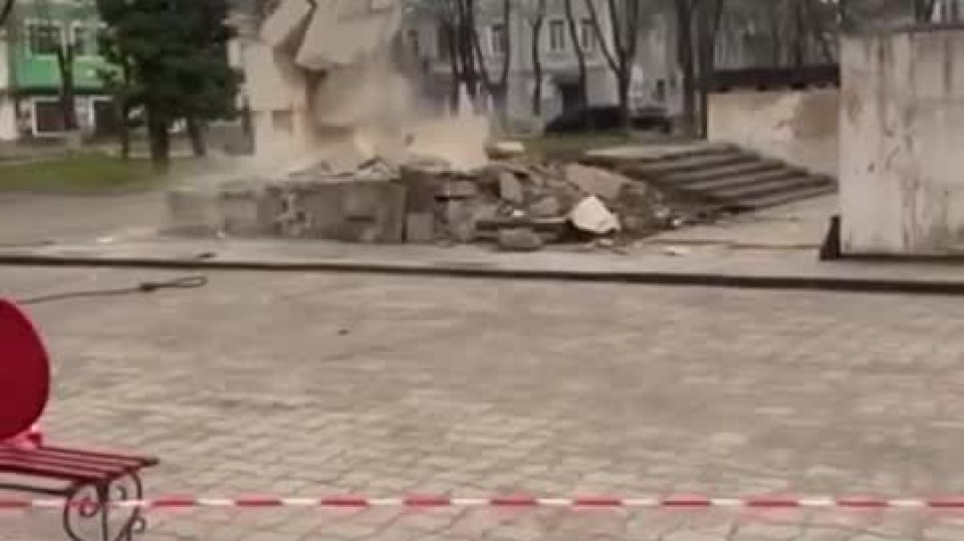 ⁣В Львовской области разрушили памятник стелу советским воинам 12.04.2022