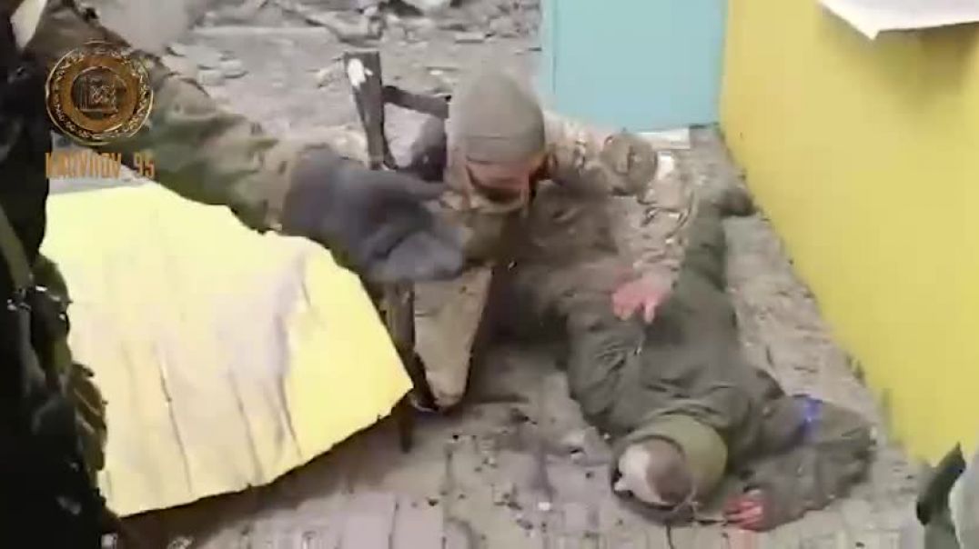 ⁣Видео от Рамзана Кадырова: Во время боя за Мариуполь раненый военный ВСУ сдался в плен чеченскому спецназу 12.04.2022