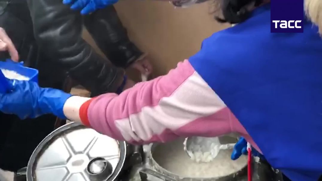 ⁣Волонтеры в Мариуполе готовят и раздают пищу местным жителям 14.04.2022