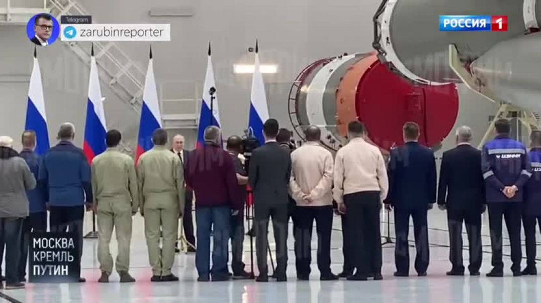 ⁣Путин и Лукашенко пришли на встречу с рабочими на космодроме Восточный 12.04.2022