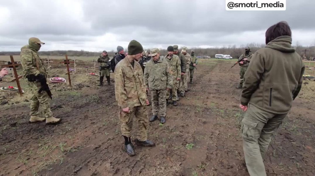 Пленных солдат ВСУ привезли на кладбище жертв украинской агрессии в Луганске