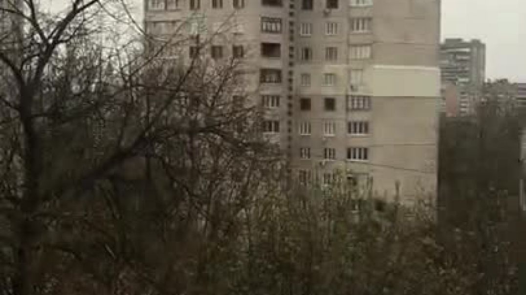 ⁣Густой дым за многоэтажками в Харькове 13.04.2022