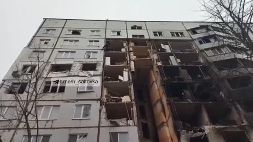 ⁣В Харькове несколько плит отваливаются от дома 14.04.2022