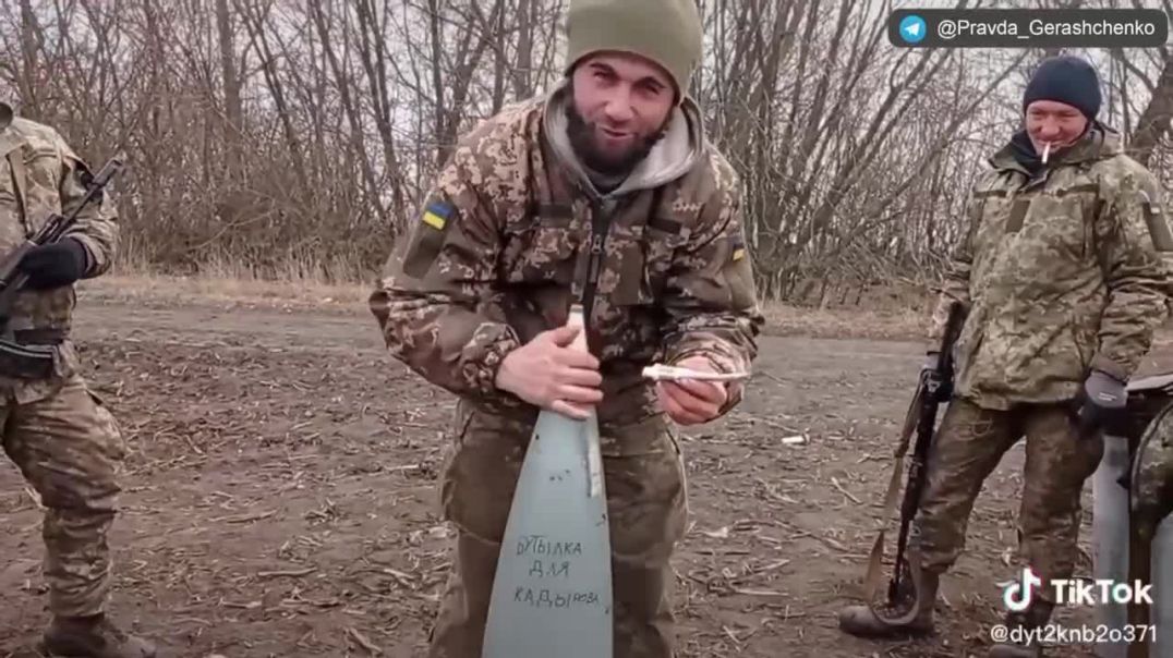 ⁣Украинский военный обмазывает детским кремом снаряд, адресуя его главе чечни