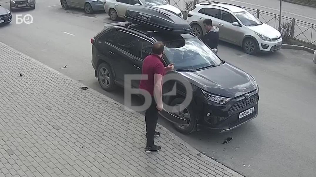 ⁣В Советском районе Казани мужчина с мачете напал на припаркованную машину местного жителя 14.04.2022