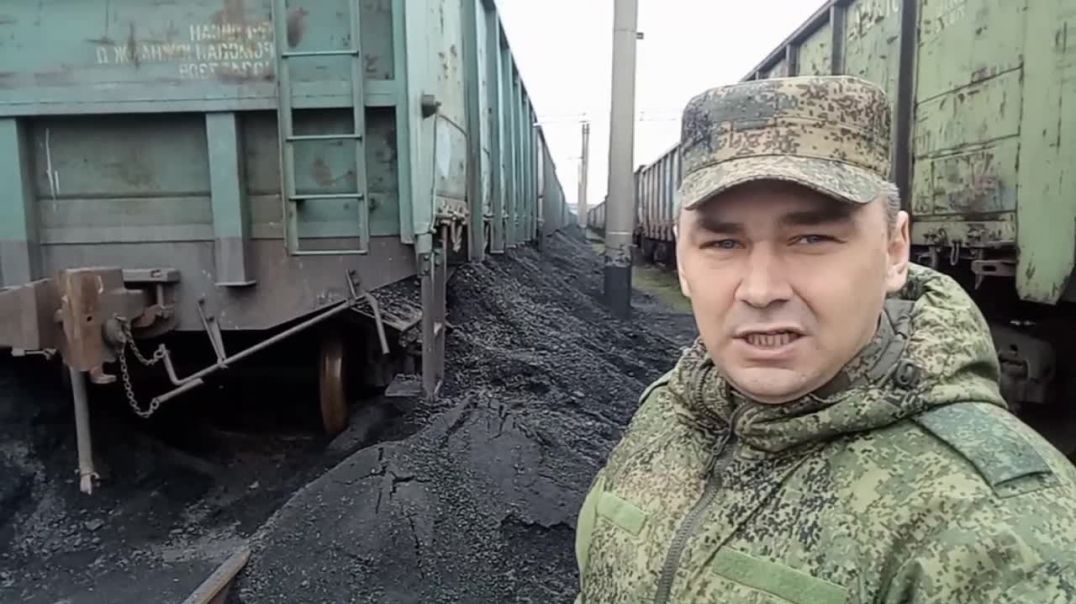 ⁣В Васильевке, украинские военные уходя высыпали весь уголь из вагонов на землю 15.04.2022