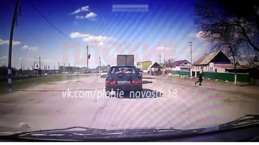 ⁣1В Ульяновской области девочка решила перебежать участок трассы и угодила под автомобиль 15.04.2022
