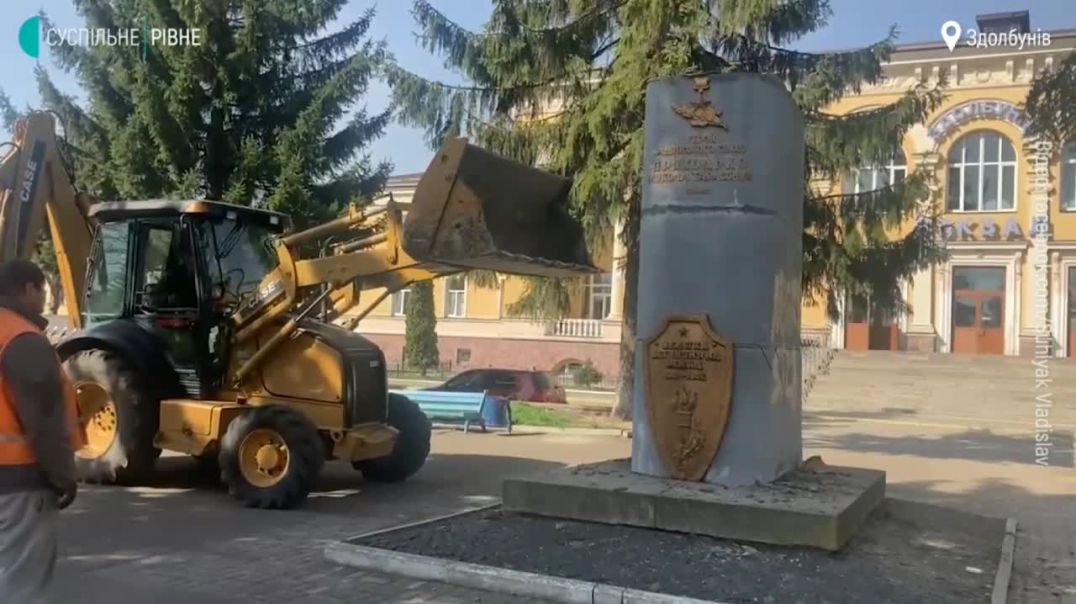 ⁣В Здолбунове (Ровенская область) снесли памятник советскому разведчику-диверсанту 15.04.2022