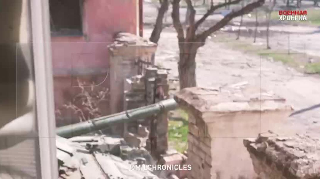 ⁣Военкор Андрей Филатов ведёт съёмки из жилого дома во время работы российского танка по позициям всу в Мариуполе 15.04.2022