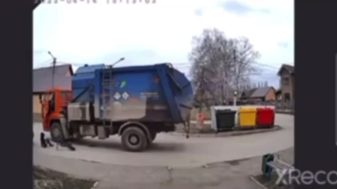 ⁣36-летний водитель мусоровоза совершил наезд на 7-летнего мальчика на самокате. Башкирия, Салават 15.04.2022
