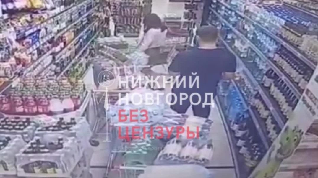⁣Парочка в Нижнем Новгороде сделала фото эротического характера в продуктовом магазине 15.04.2022